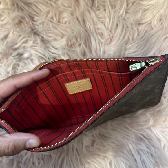 Louis Vuitton Neverfill Wristlet - Picture 3 of 4